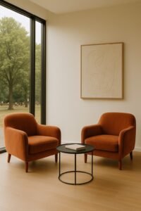 Espacio terapéutico cálido con dos sillones y luz natural, diseñado para acompañar procesos de sanación y claridad emocional.