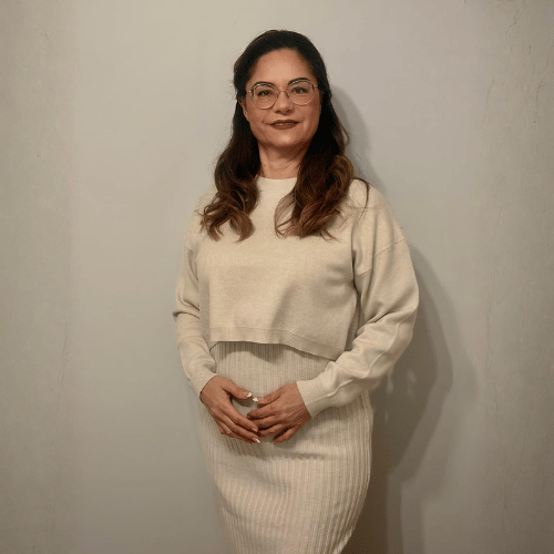 Imagen de una mujer en actitud tranquila y receptiva, simbolizando claridad interior y acompañamiento emocional