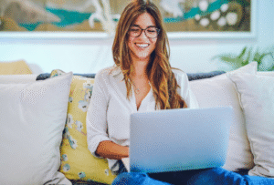 Persona disfrutando una sesión en línea desde casa, transmitiendo calma, acompañamiento y confianza.